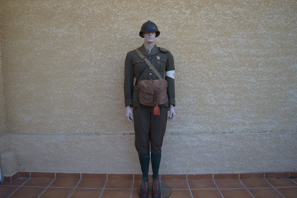 Uniforme infirmier militaire français 1939 -1945 (de pieds) 